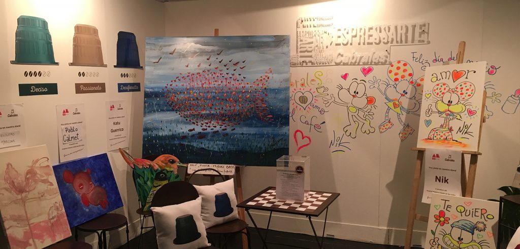 Música y pintura se conjugaron a la perfección en la experiencia que propuso Café Cabrales para su espacio gourmet en la octava edición de la Feria Arte Espacio.