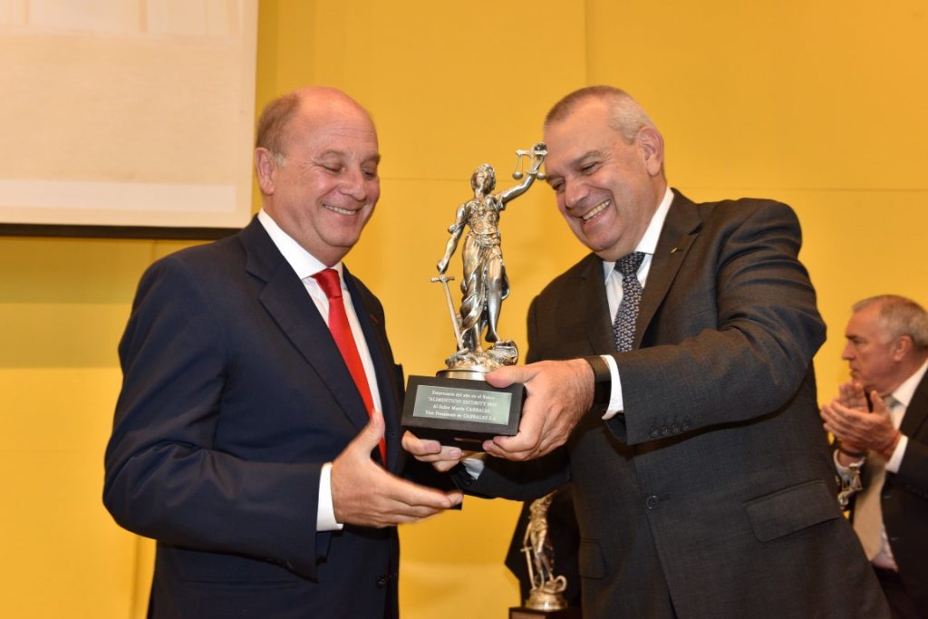 Buenos Aires, 30 de marzo de 2017 – En el marco de los Premios Security, que se llevan a cabo año tras año, el empresario Martín Cabrales fue premiado como el Mejor Empresario del rubro Alimenticio del 2016.