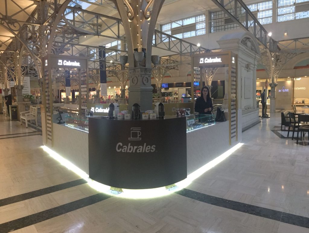 Café Cabrales abrió un exclusivo local de venta de cápsulas compatibles Espressarte en un formato de venta express. La inauguración se llevó a cabo en el reconocido shopping Patio Bullrich de la ciudad de Buenos Aires, donde Cabrales comercializará a partir de este mes, toda su línea de cápsulas Espressarte, 100 % compatibles con Nespresso.