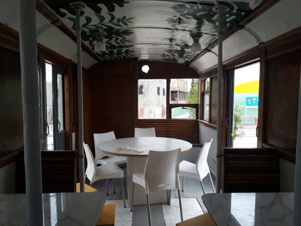 Buenos Aires, enero de 2018 – Café Cabrales será parte de la iniciativa impulsada por dos diseñadores a beneficio de la fundación de Margarita Barrientos, ubicada en Los Piletones en Villa Soldati. Se trata de un centenario coche de la línea A de subterráneos, que fue donado a la institución y restaurado para su correcto funcionamiento.