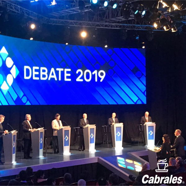 Buenos Aires, Octubre de 2019 – En octubre del 2019 se llevaron a cabo los tan esperados debates presidenciales organizados por la Cámara Nacional Electoral. Estuvimos presentes en la segunda fecha del debate, realizada el 20 de Octubre de 2019. Contamos con 3 stands de degustación de café, tanto para la prensa, los invitados como para los candidatos, quienes disfrutaron de todos los productos Cabrales.